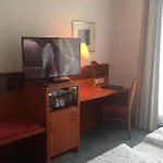Alexander Am Zoo Hotel