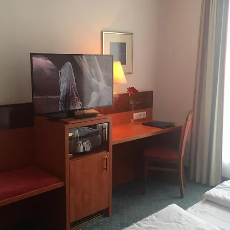 Alexander Am Zoo Hotel